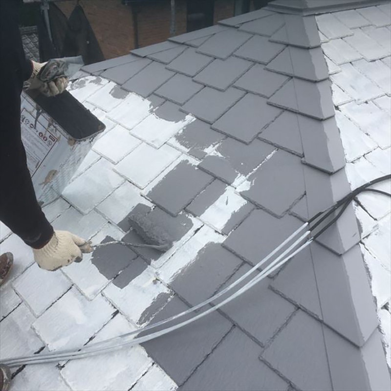 屋根の中塗りになります。  今回使用する材料は、断熱性に優れたガイナを使用し施工いたしました。