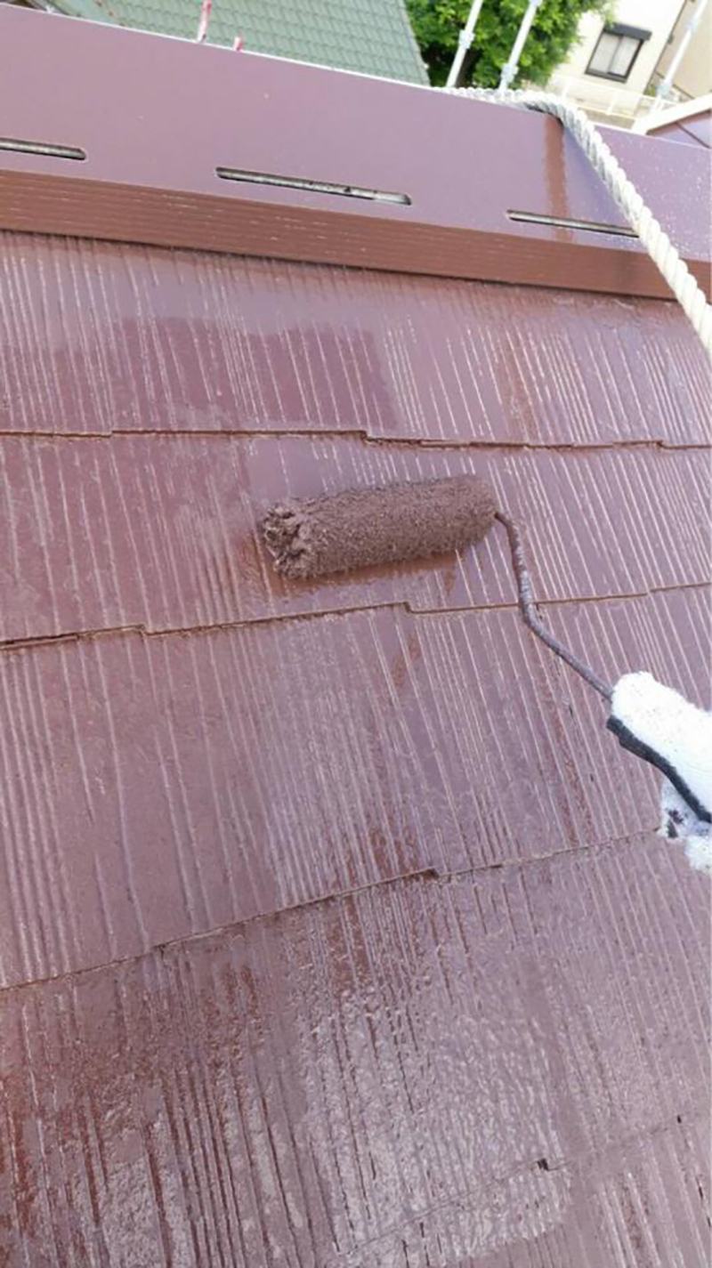 屋根の塗装になります。  今回屋根の塗装には遮熱系の塗料で屋根の塗装を行いました。塗り残しがない様に施工をし遮熱系で屋根を守っていきます。