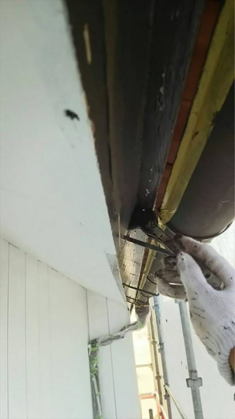 破風板の塗装になります。  破風板とは、屋根の先端の板部分です。  こちらも住宅塗装の際は一緒に塗装します。  破風板は材質が木になりますので、浸透性のプライマーをいれ塗料の染み込みを均一にしてから二回塗装しました!
