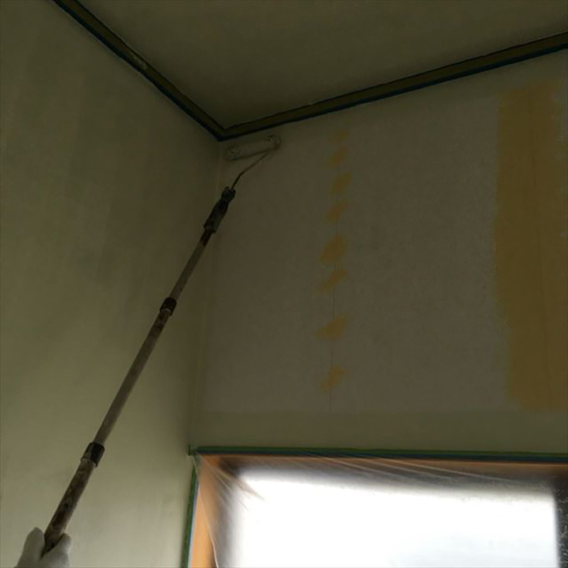 内壁の塗装一回目になります。  今回使う塗料は、水性の内壁用アクリル系上塗材を施工いたしました。