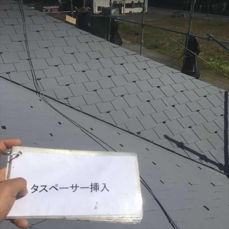 屋根のタスペーサー取り付けになります。  屋根には元々隙間が空いており雨水が抜けるようになっています。塗装を行うとこの隙間が塗料で埋まってしまいますので隙間を確保する為、タスペーサー取り付け対策をしていきます。  今回屋根の材料が水性でしたので隙間が埋まる可能性が高い為、上塗り前に行いました。