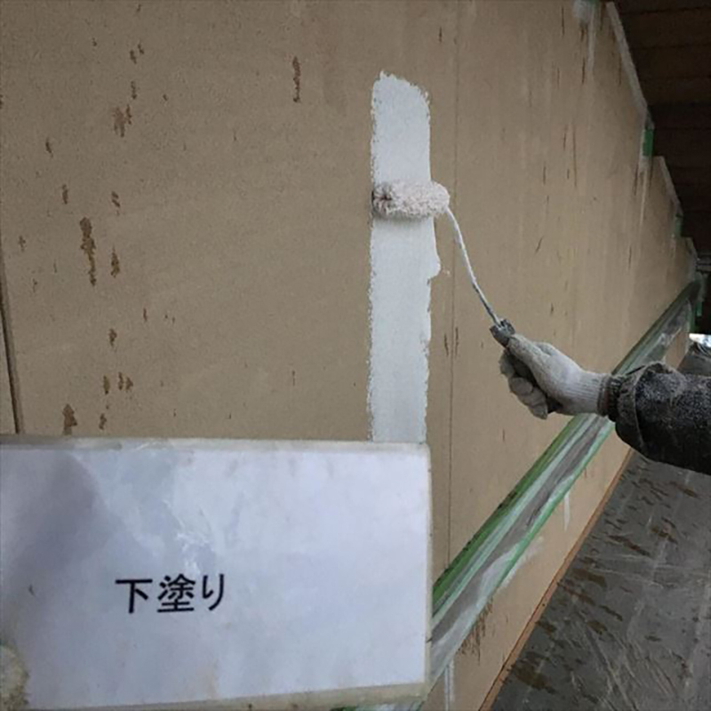 外壁の下塗りになります。  今回外壁にはエポキシ系のフィラーを使用し施工いたしました。下塗りは現調の際、今の下地の状態を見て一番適した下塗りを決めています。  トップにどの塗料を使用しても下処理と下塗りは変わりませんので薄塗りに注意しっかり施工を行っていきます。