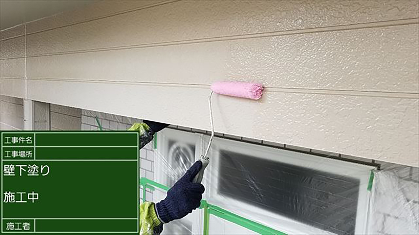 外壁の下塗りになります。  外壁の下塗りには幅広い下地に対応できるエポキシ系のシーラーを使用して施工いたしました。