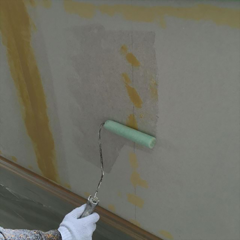 内壁の下塗り二回目になります。  ボードが塗料を吸ってしまいますので二回施工し、塗料の膜を表面に形成し塗料の密着しっかりできるようにしていきます。