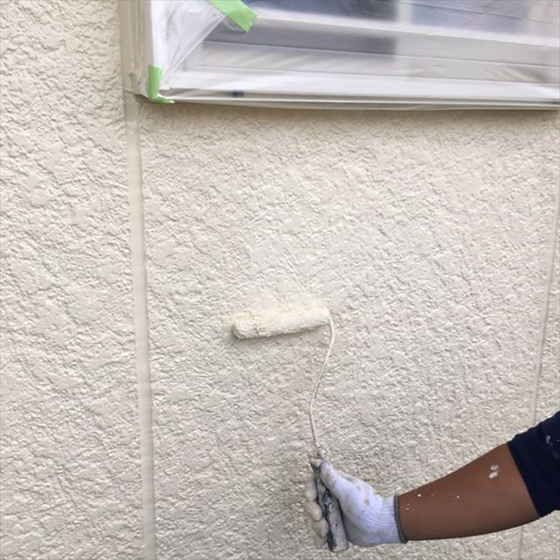 外壁の上塗りになります。  中塗りがしっかり乾燥後、塗り残しがない様に注意しながら施工していきます。
