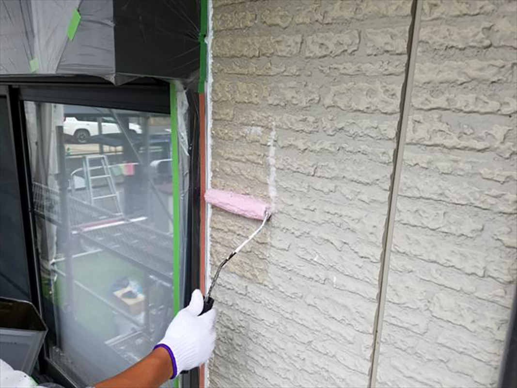 外壁の下塗りになります。  下塗りは、外壁の今の状態をしっかり調べ、最も適した物を使用し施工していきます。