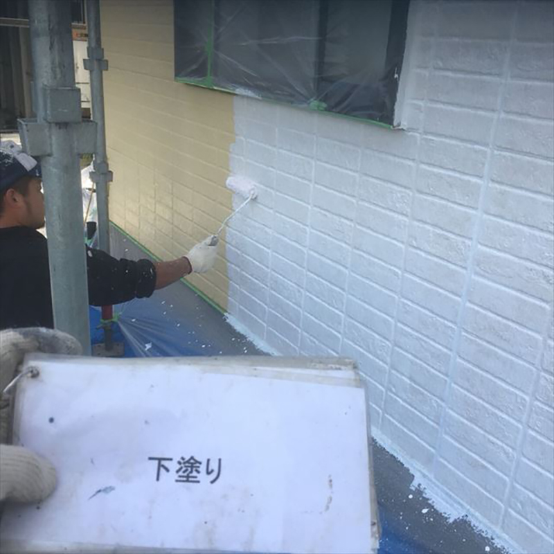 外壁の下塗りになります。  下塗りになりますので、塗り残しがない様に施工いたしました。