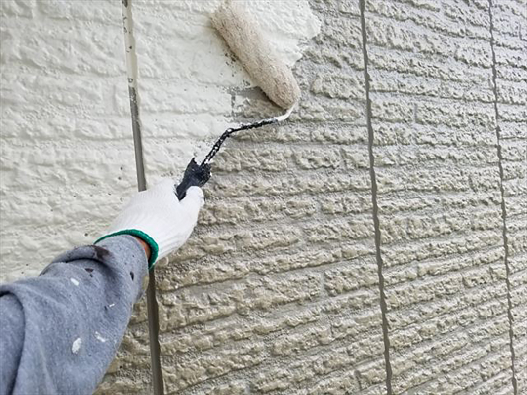 外壁の中塗りになります。  下塗りを適切な乾燥時間をあけてから中塗りを行っていきます。