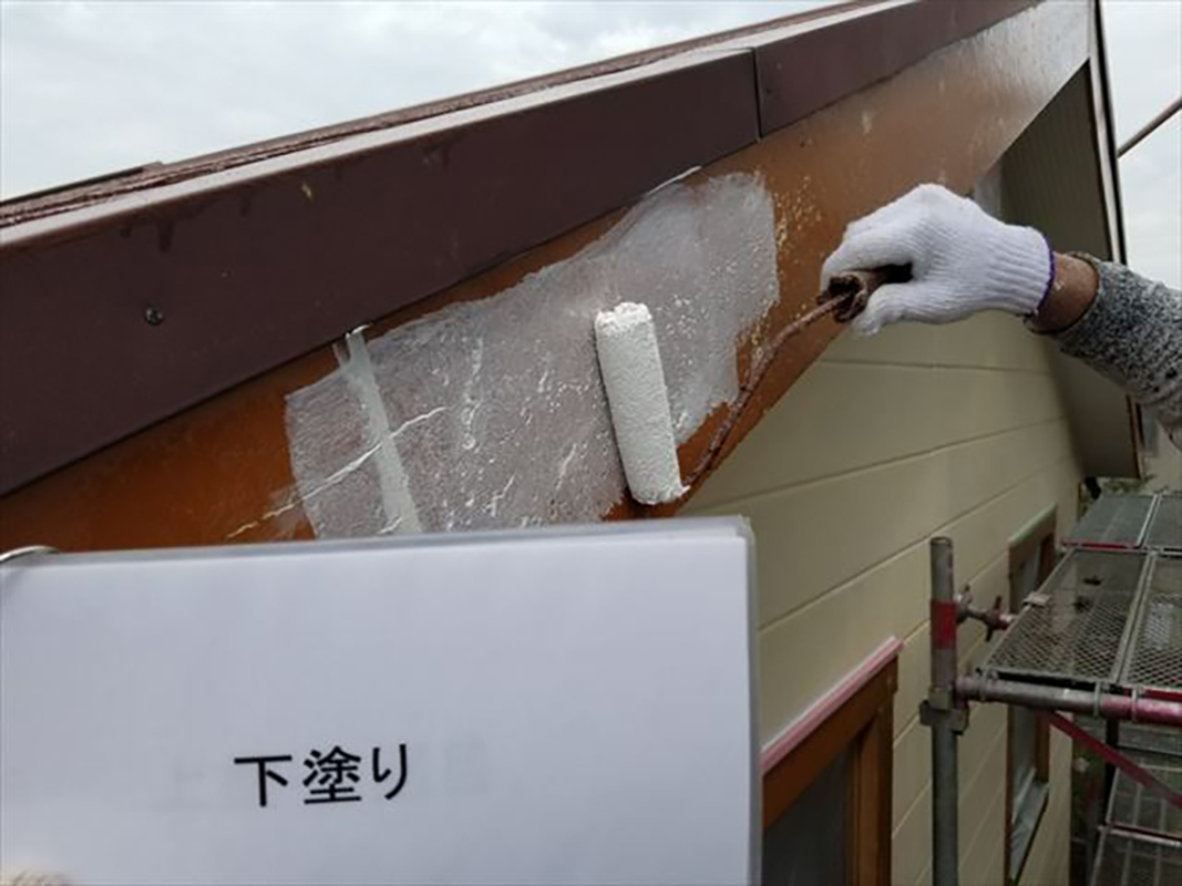 破風板の下塗り二回目になります。  浸透性のプライマーがしっかり乾燥後、エポキシ系の下塗りをいれ表面の凹凸を滑らかにし下地を保護していきます。
