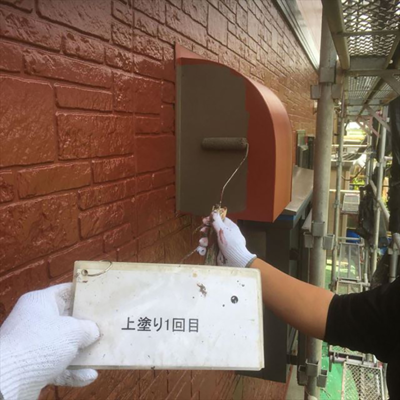 鉄部の一回目の塗装になります。 サビ止めがしっかり乾燥後、塗装をしていきます。鉄部に使用している材料はフッ素の塗料を使っています。