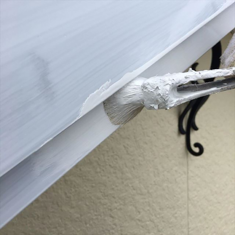 破風板の塗装一回目になります。  破風板の塗装に使う塗料は雨樋と同じ物を使用し施工いたしました。