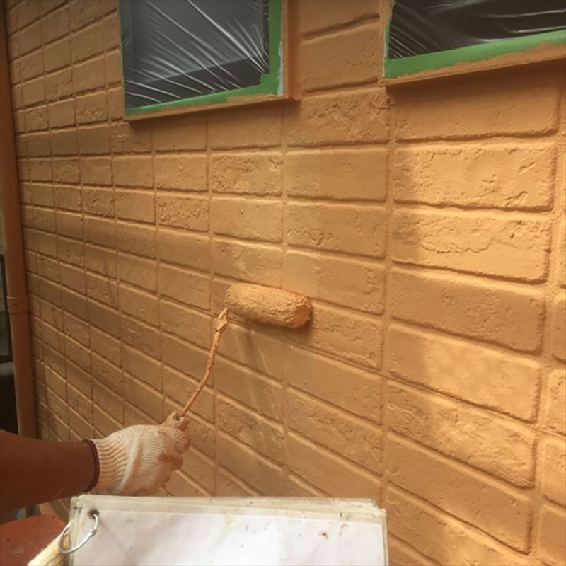 外壁の上塗りになります。  ガイナは塗料の厚みが大事になりますので、しっかり意識して施工いたしました。