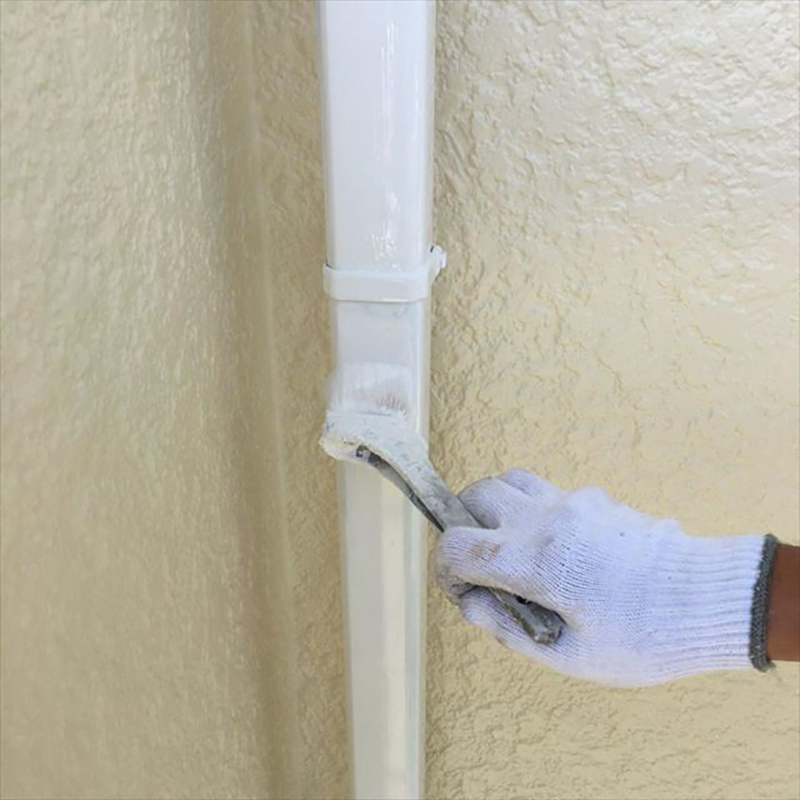 雨樋の塗装二回目になります。  今回雨樋の色が白でしたので部分で透けてしまう事がありますので、透けないようにしっかり塗装を行いました。