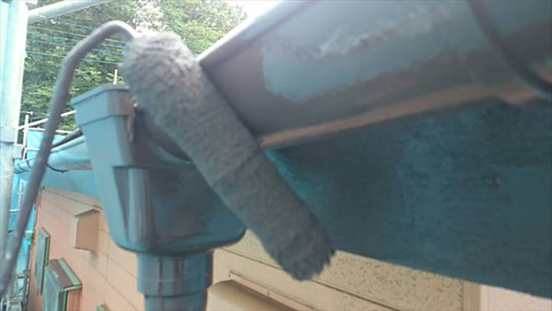 雨樋の塗装二回目になります。  雨樋は材質が塩ビで紫外線等で硬くなって割れやすくなってしまいます。気になる方は交換をお勧めしています。