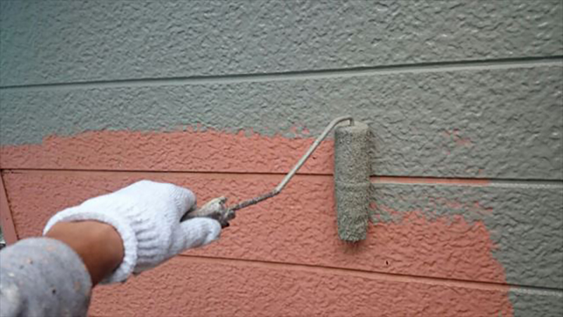 外壁の中塗りになります。  塗料は、塗布量を出し一回の施工に使う塗料の量を出ししっかり使うように塗装をしていきます。