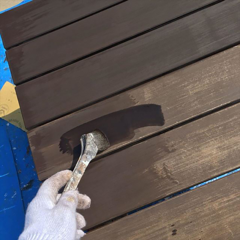 木部の塗装になります。  表面の凹凸が滑らかになりましたら、浸透性の防腐材を塗装をいたしました。