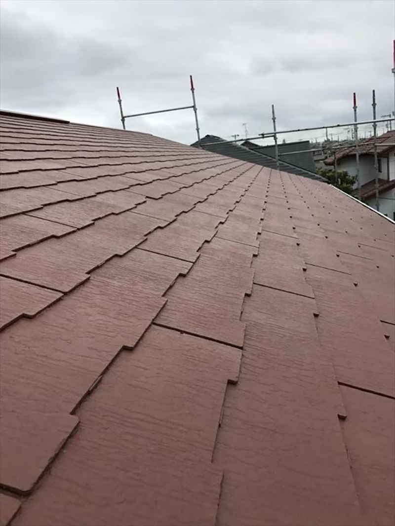 屋根の上塗り完了になります。  今回屋根の塗装には、中塗りと上塗りの色を変え塗り残し防止をし施工いたしました。