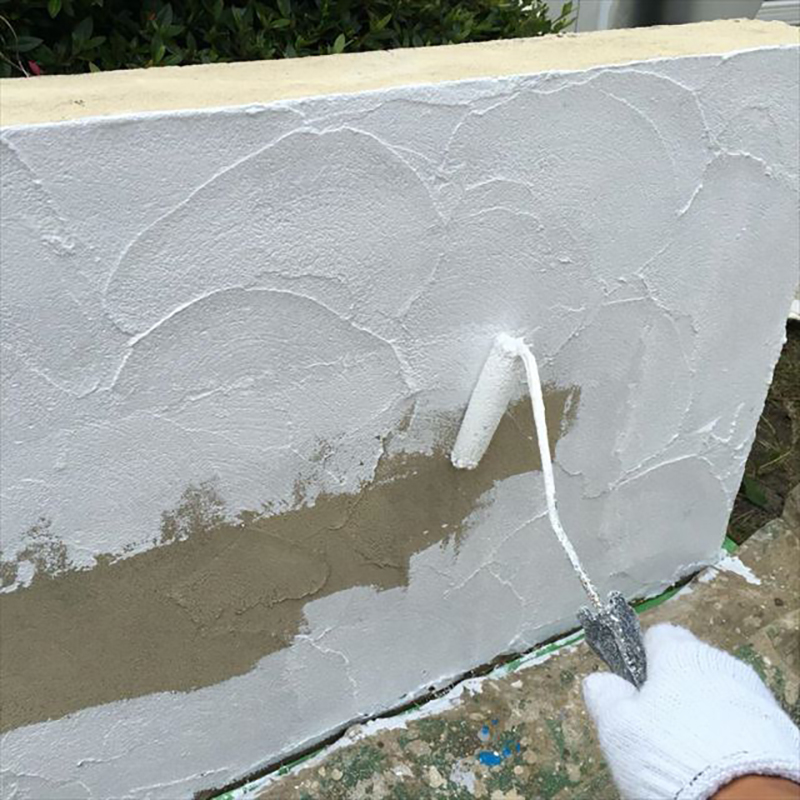塀の下塗りになります。