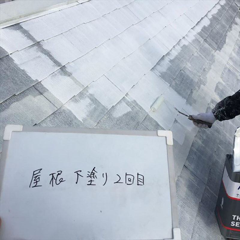 屋根の下塗り2回目の様子です。  屋根に関しては、下塗りは1回でなく2回塗ります。