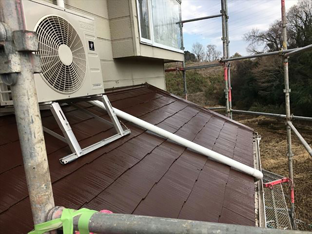 下屋根の塗装も完了しました。  エアコンやエアコンカバーは屋根塗装を行う前に養生をしているので、汚れる心配は一切ありません！