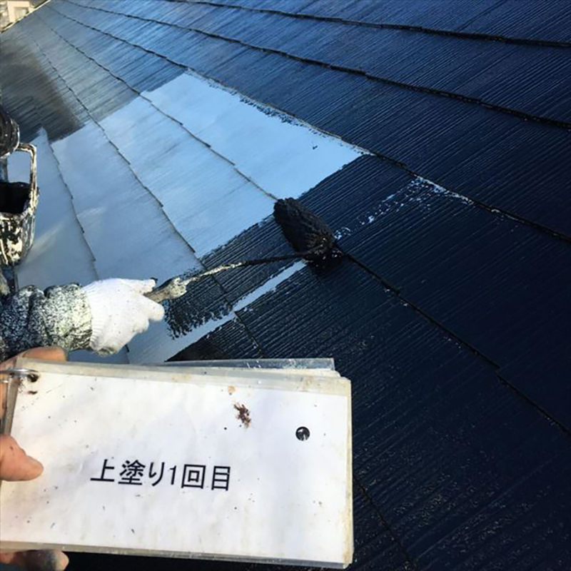 屋根の上塗り1回目の様子です。  今回の屋根で使わせて頂いた塗料は、スーパーシャネツサーモFという非常に耐久性に優れた塗料です。