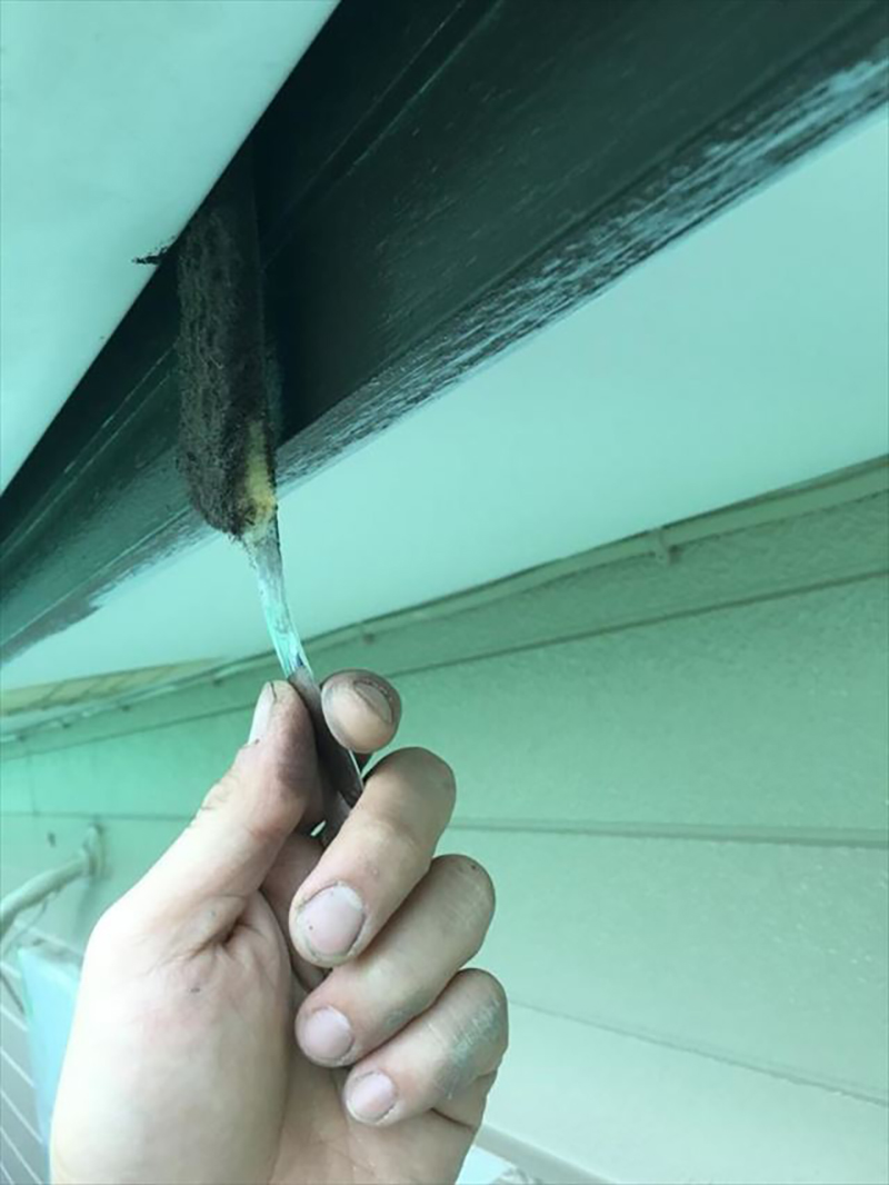雨樋の一回目の塗装になります。  塗りずらい裏側など専用の道具で塗装していきます。雨樋と破風板は同じ材料を使用していますので一緒に施工いたしました。
