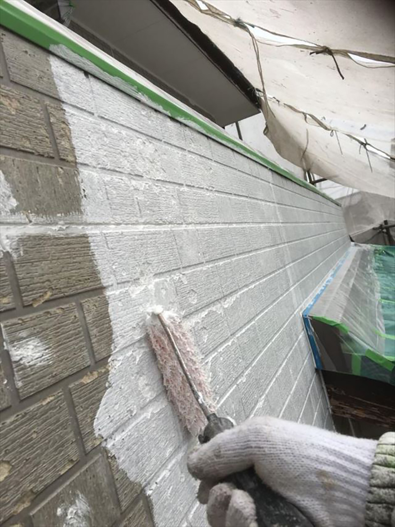 外壁の下塗り二回目になります。  一部外壁の痛みが進んでおりましたのでエポキシ系のフィラーを使用ししっかり下地を保護していきます。