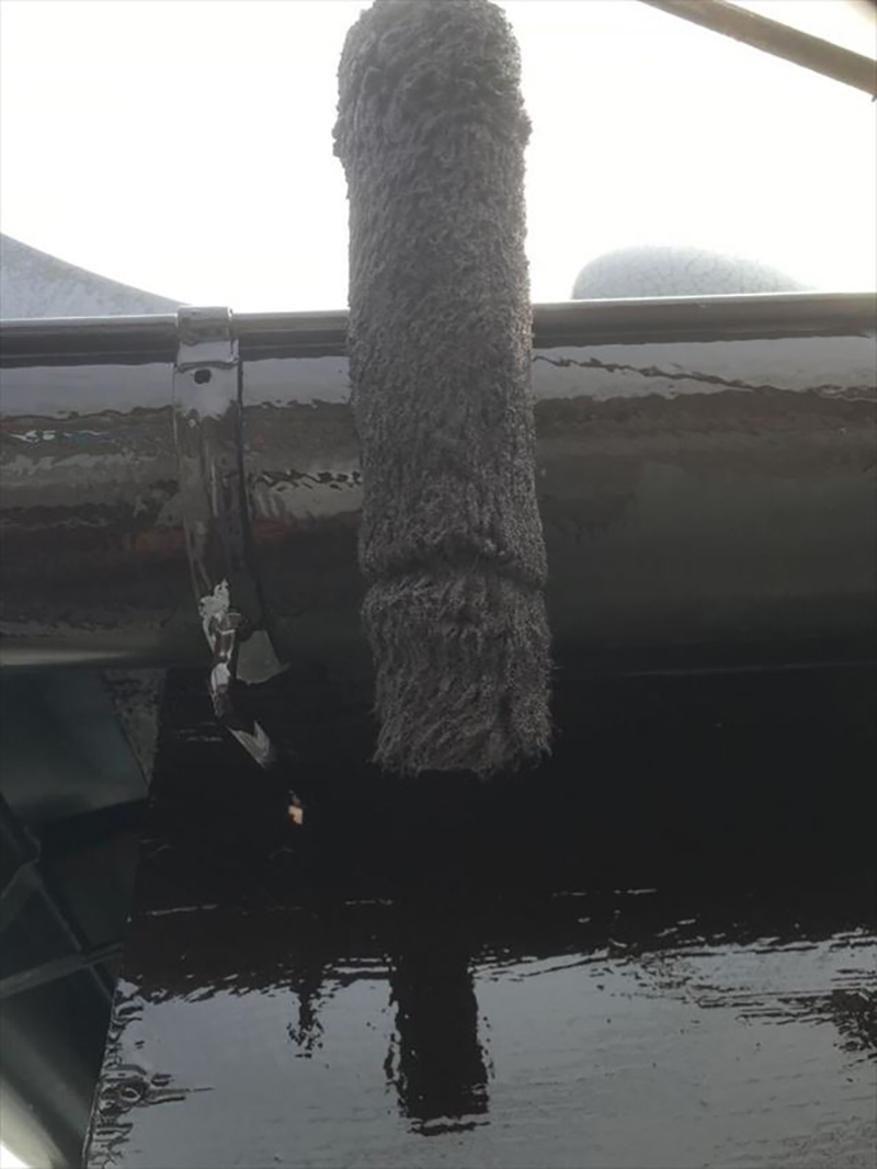 雨樋の塗装になります。  雨樋は塗装前にケレンをし密着を良くしてから塗装になります。