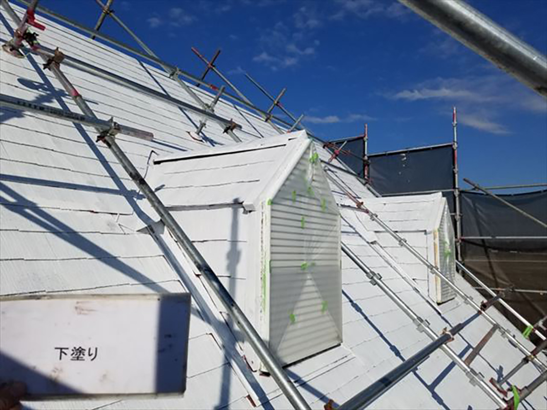 屋根の下塗り完了になります。  下塗りも遮熱の物を使い、より遮熱性を高めて屋根を紫外線から守っていきます。