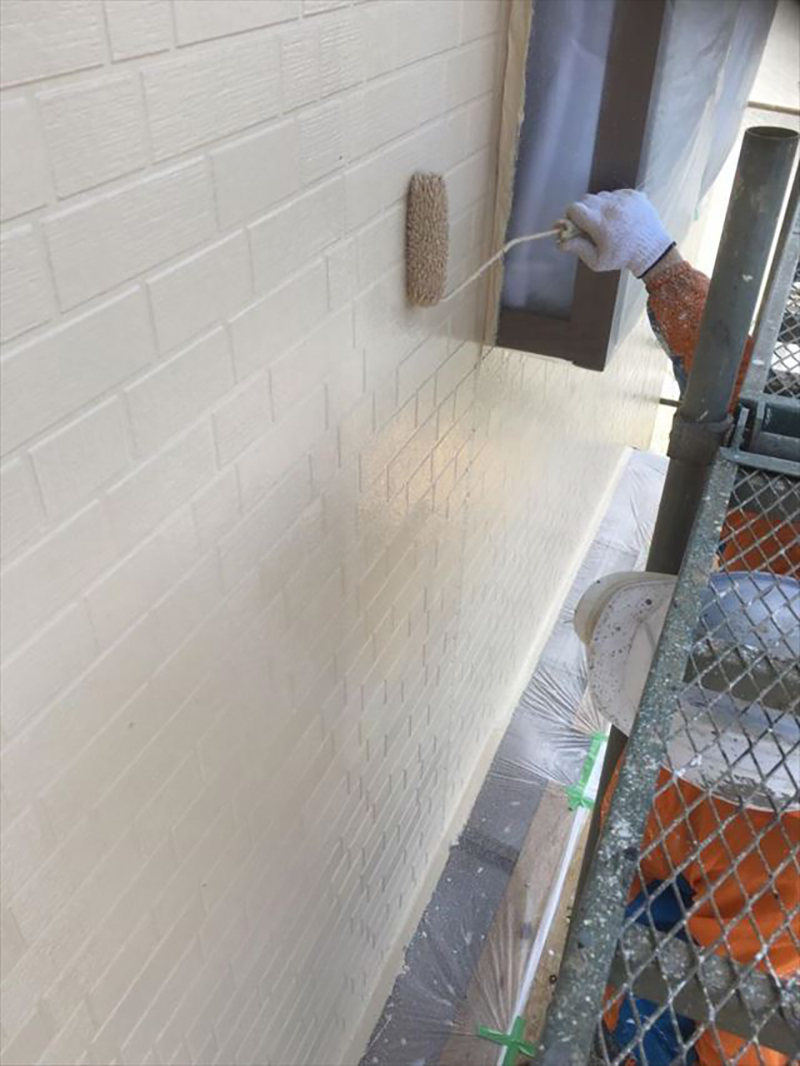 外壁の上塗りになります。  二回施工をし塗料の厚みを形成ししっかり家を守っていきます。