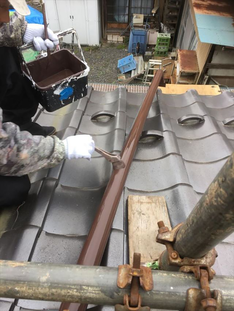 雨樋の二回目の塗装になります。  雨樋の塗装には部分で塗装の仕方を変え綺麗に施工していきます。