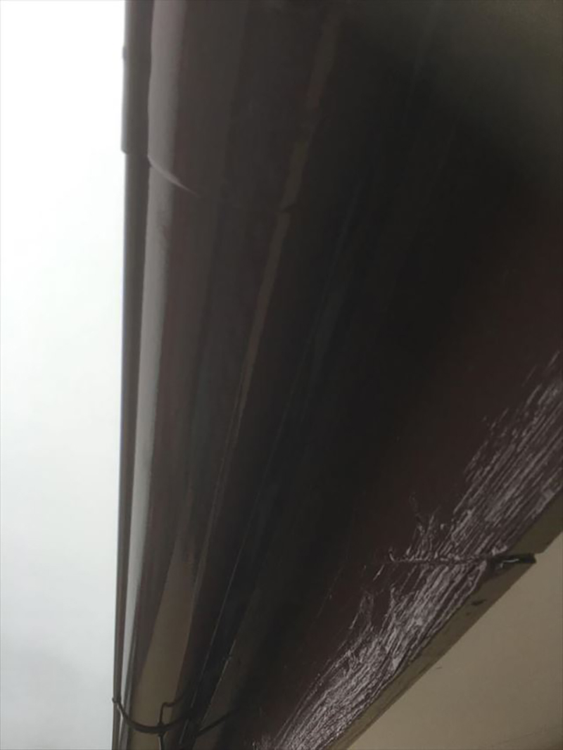 雨樋の塗装完了になります。  雨樋は紫外線などで硬くなり割れやすくなっていきます。もし気になる方は交換をお勧めしています。