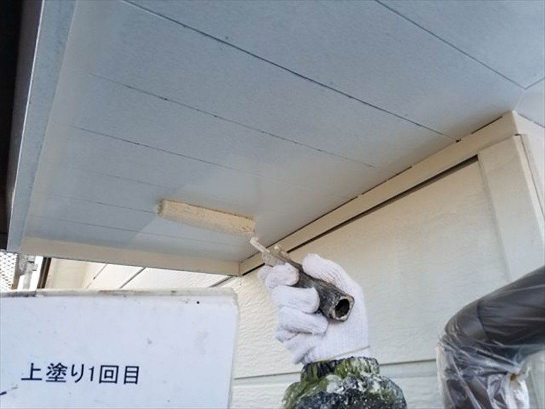 軒天の塗装一回目になります。  軒天は湿気が溜まりやすいので使う塗料は防カビの塗料を使用し施工いたしました。