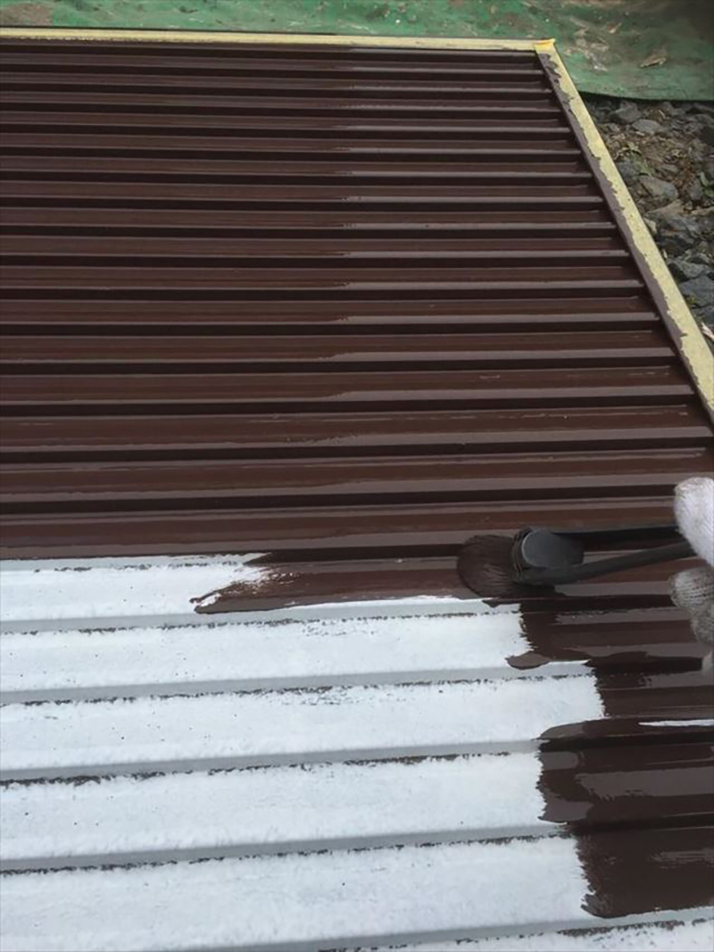 雨戸の一回目の塗装になります。  今回雨戸の塗装にはハケで塗装を行い溝部の透けないように施工いたしました。