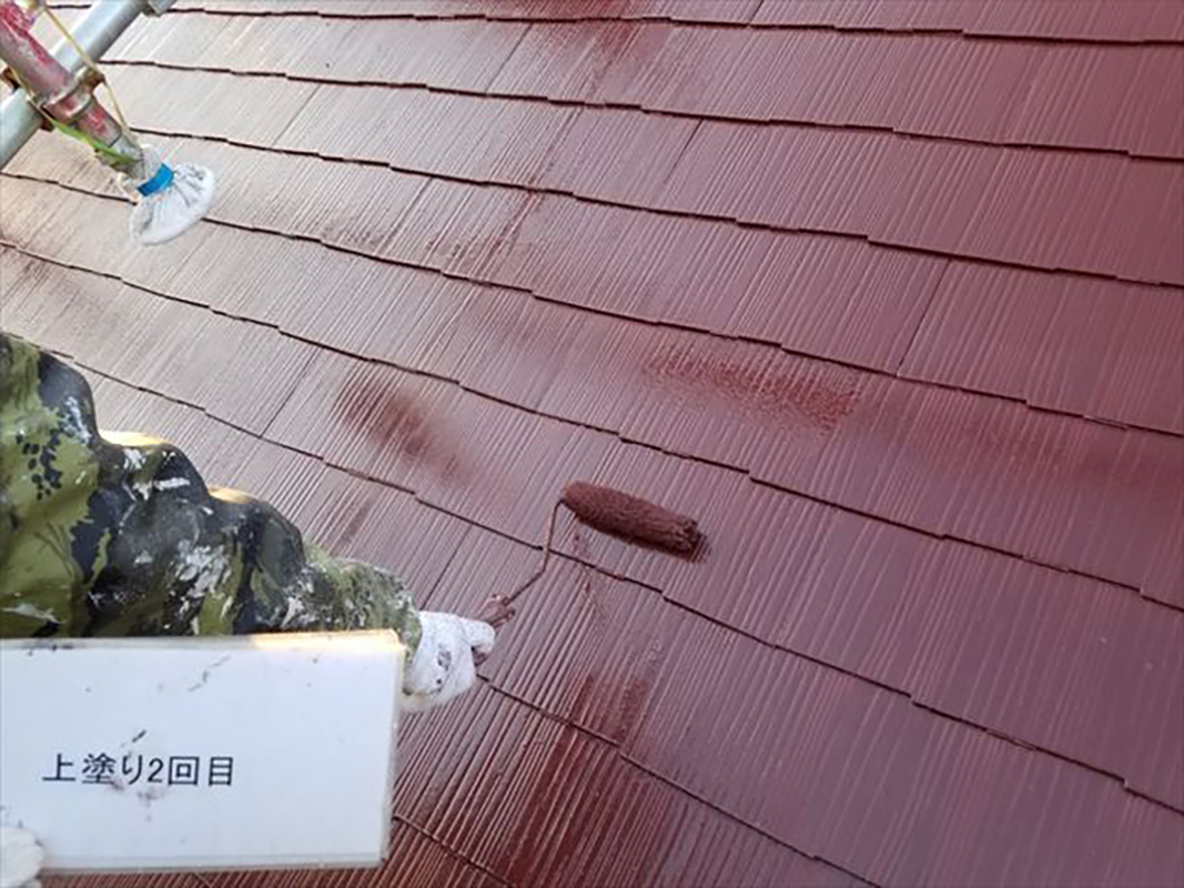 屋根の上塗りになります。  中塗りと同じ材料を使用し塗料の厚みを形成させ塗料の性能が出るようにしていきます。