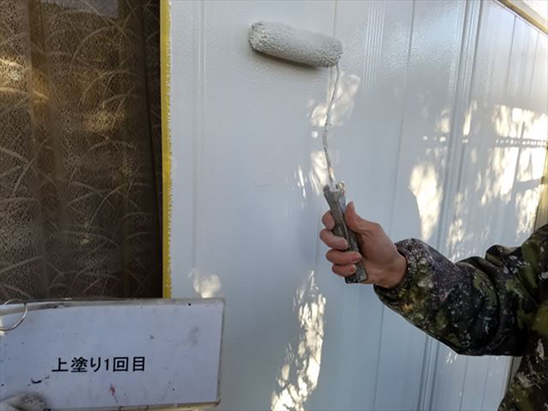 雨戸の一回目になります。  雨戸は凹凸が少ないので塗り継ぎ目の段差を作らないように塗装していきます。