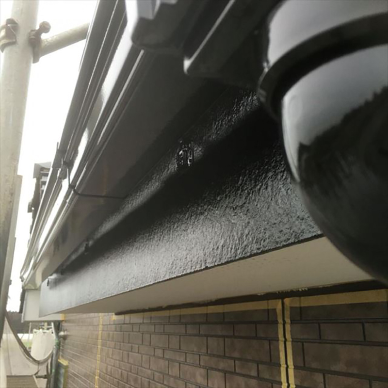 破風板、雨樋の塗装完了になります。  二回施工し塗料の厚みができるだけでなく、ムラなども消え綺麗に仕上げることができます。