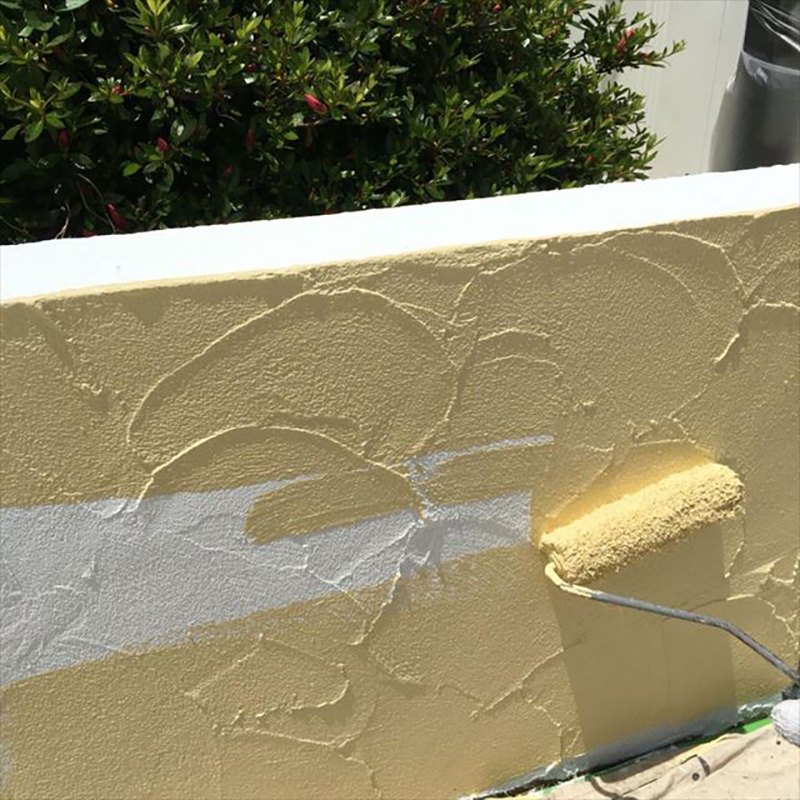 塀の中塗りの様子です。  上塗りと同じ塗料で仕上げます。