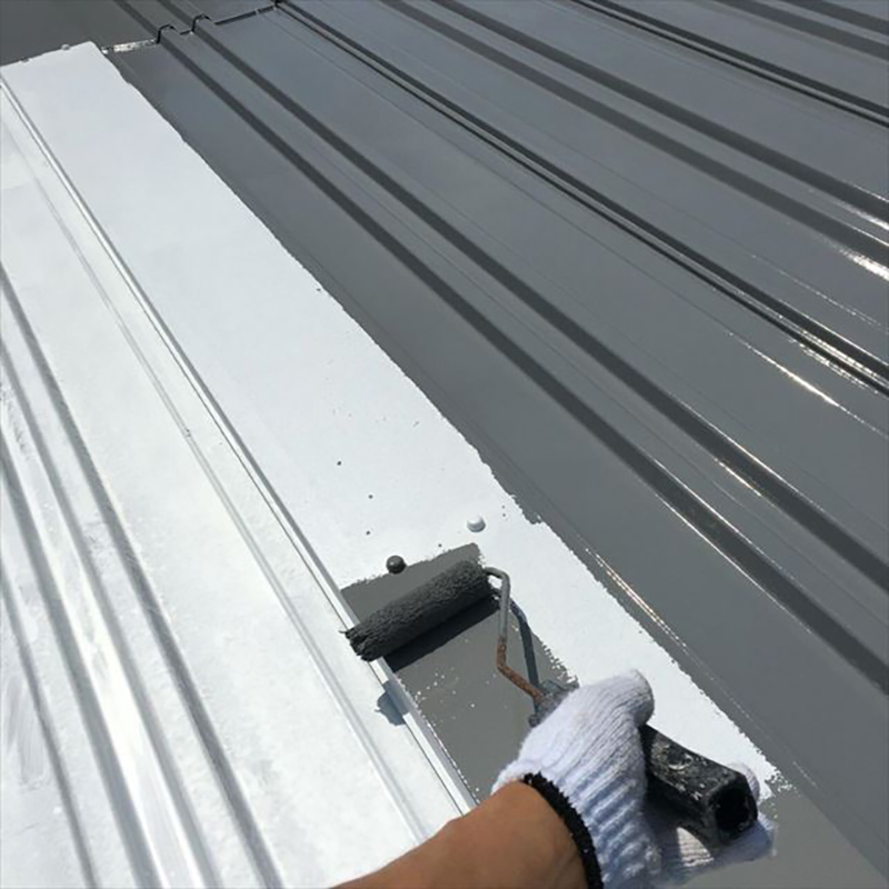 屋根の中塗りです。  塗りムラなどがないように、丁寧に塗装していきます。