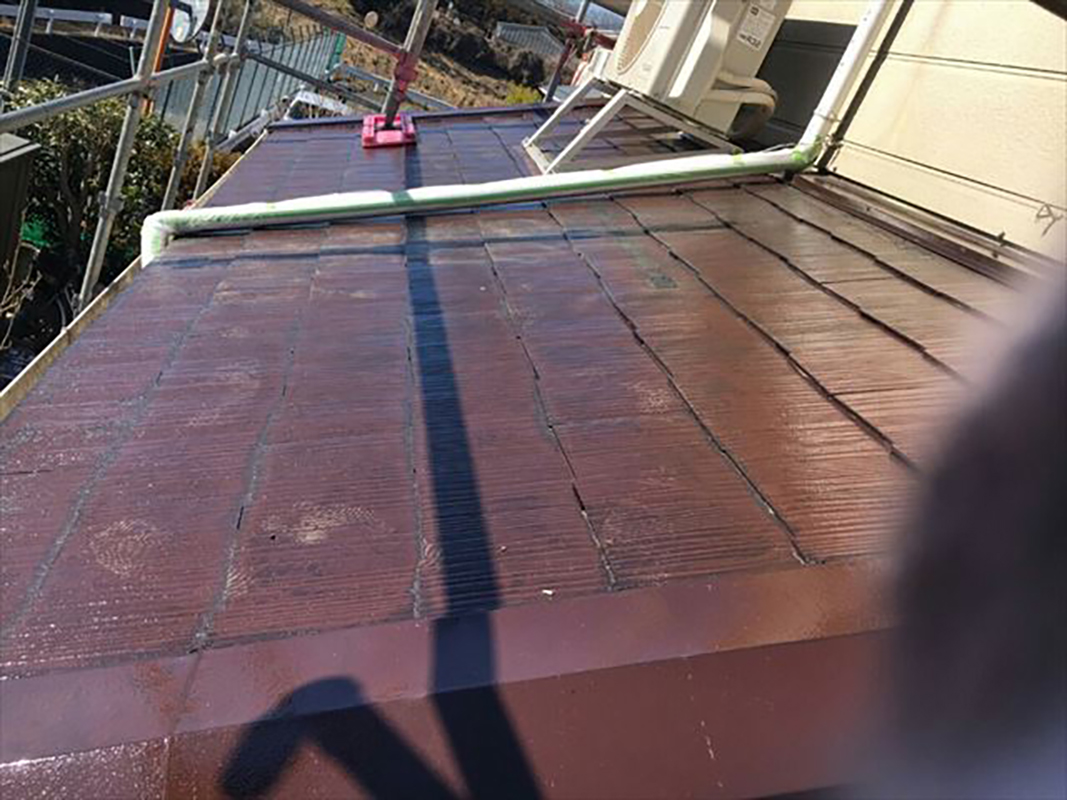 こちらは下屋根です。屋根塗装の工程のうち、下塗り2回目が完了しました。  屋根塗装の現場で使う上塗りの色によって、下塗りもクリアー・白・グレーなどの色を上塗りの色がよりあがりやすいように使い分けています。