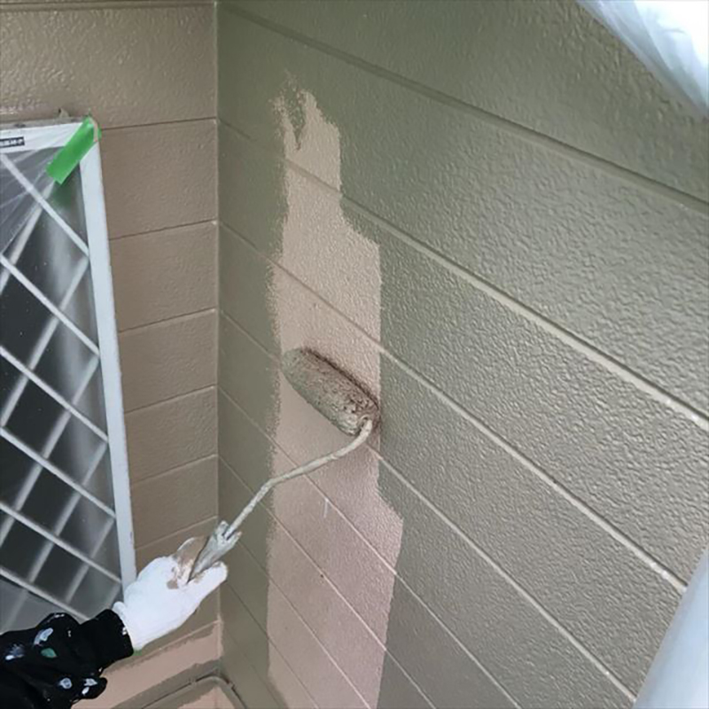 外壁の中塗りになります。  下塗りの乾燥に一日置き十分に乾燥させてから中塗りを施工いたしました。