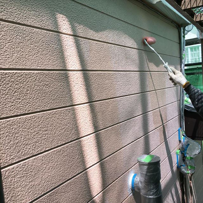 外壁の下塗りになります。  外壁の下塗りには外壁用のエポキシ系のシーラーを使用し施工を行い下塗りですので、塗り残しがない様に施工いたしました。