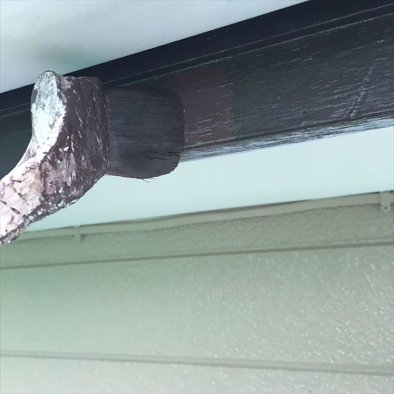 破風板の一回目の塗装になります。  今回破風板、雨樋は飛散が少ないハケで施工いたしました。