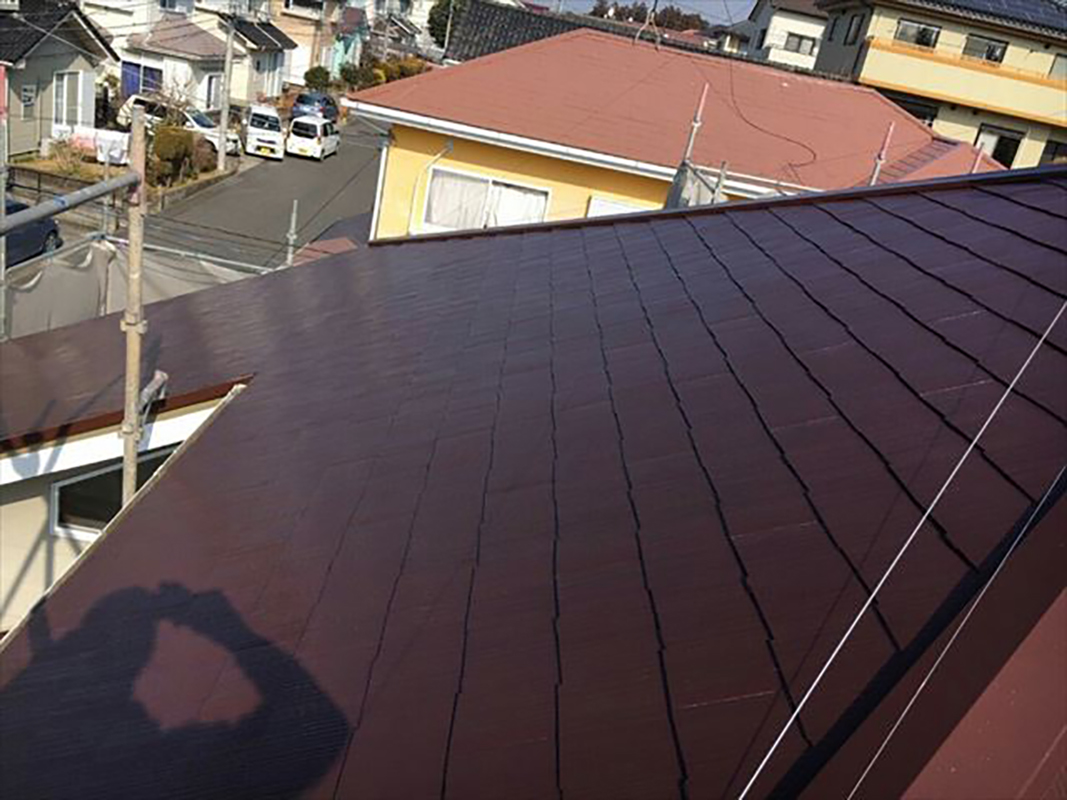 上塗り２回目が仕上がった屋根。  これで屋根塗装は完了です。  完了してもタスペーサーは取りません。  取り付けたままの状態にすることで、通気性を良くし雨漏りを防止してくれます。