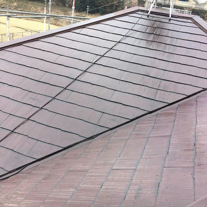 屋根塗装、下塗りが完了しました。  屋根板の隙間にも塗り忘れが無いようにしっかりローラーで入れました。  下塗りをしっかり入れることで１年後の屋根の色合いに大きな差が生まれます！