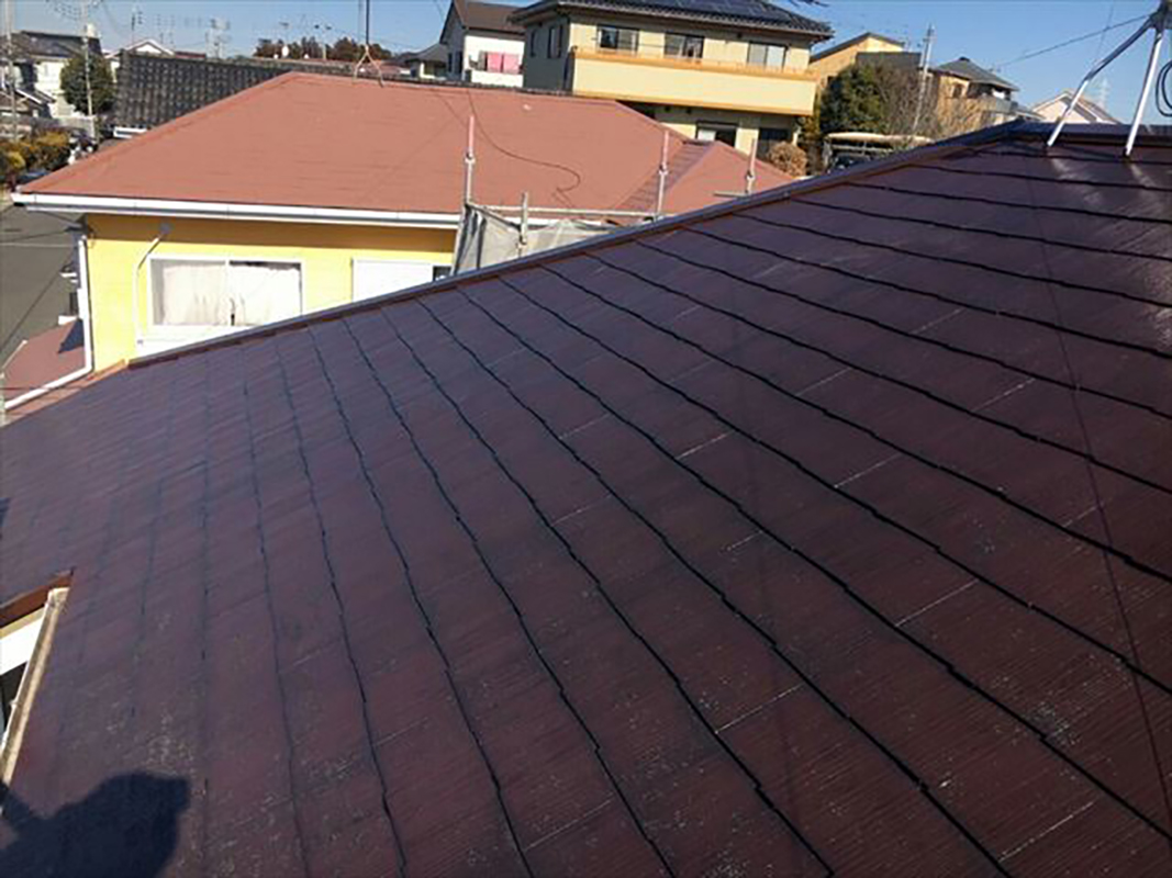 屋根塗装、下塗り２回目が完了しました。  今回の屋根塗装で使用した下塗り材はクリアー（透明）なので最初とほとんど違いが分かりませんね(笑)  しかし、２回塗布しているので効果はしっかり発揮されています!!