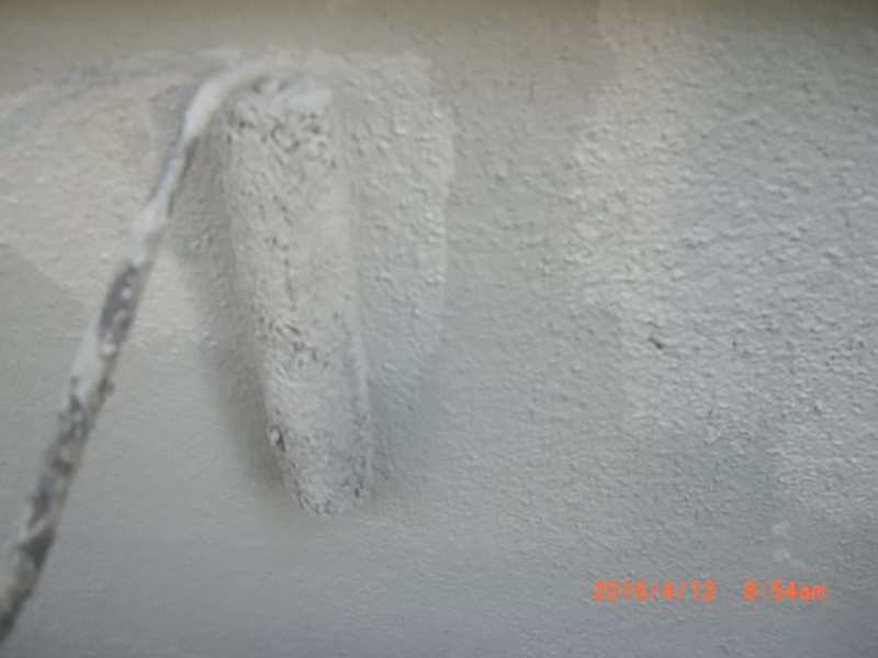 基礎の二回目の塗装になります。  基礎を塗装する事によりクラック（ひび割れ）を防いだり出来ます。クラック（ひび割れ）ができますと外壁の歪みなどにつながりますので保護していきます。