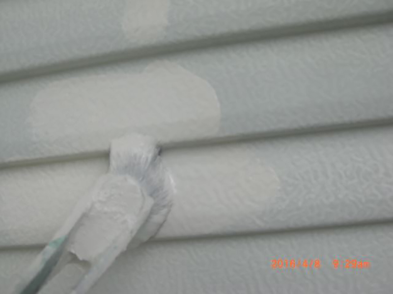雨戸の一回目の塗装になります。  雨戸も塗装の際、ハケでの施工を行いました。