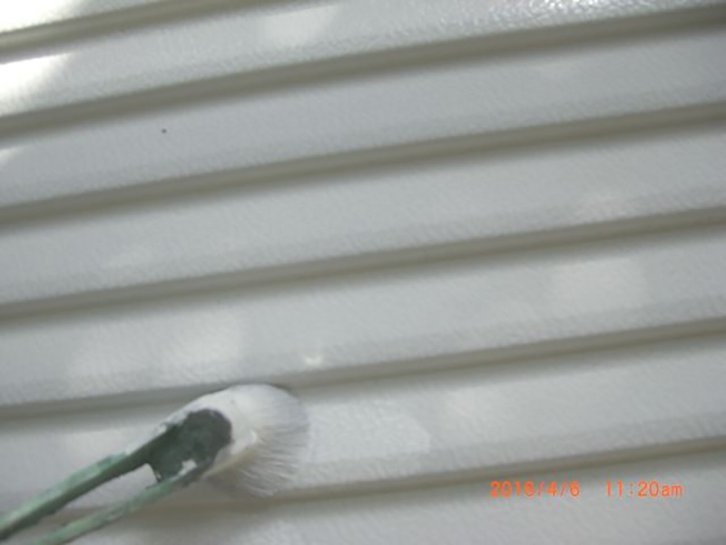 雨戸の二回目の塗装になります。  溝部が塗り残しや薄塗りになりがちですので、注意をし施工いたしました。