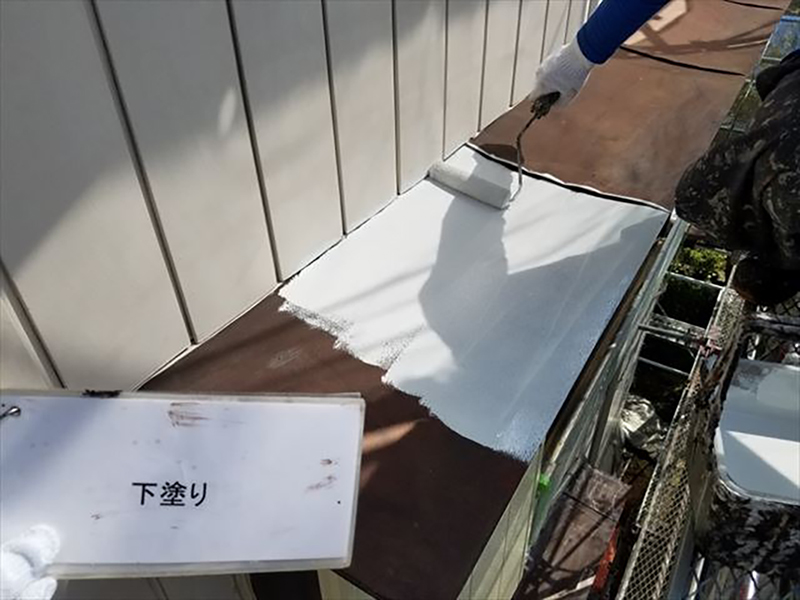 霧よけの下塗りになります。 霧よけは、材質が鉄なので、塗装前に目あらし(ケレン)をしわざと傷をつけて密着を良くしてから塗装になります。
